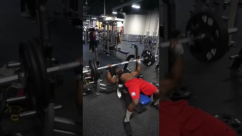 Me pushing 225 lb. Like it’s cake 👑