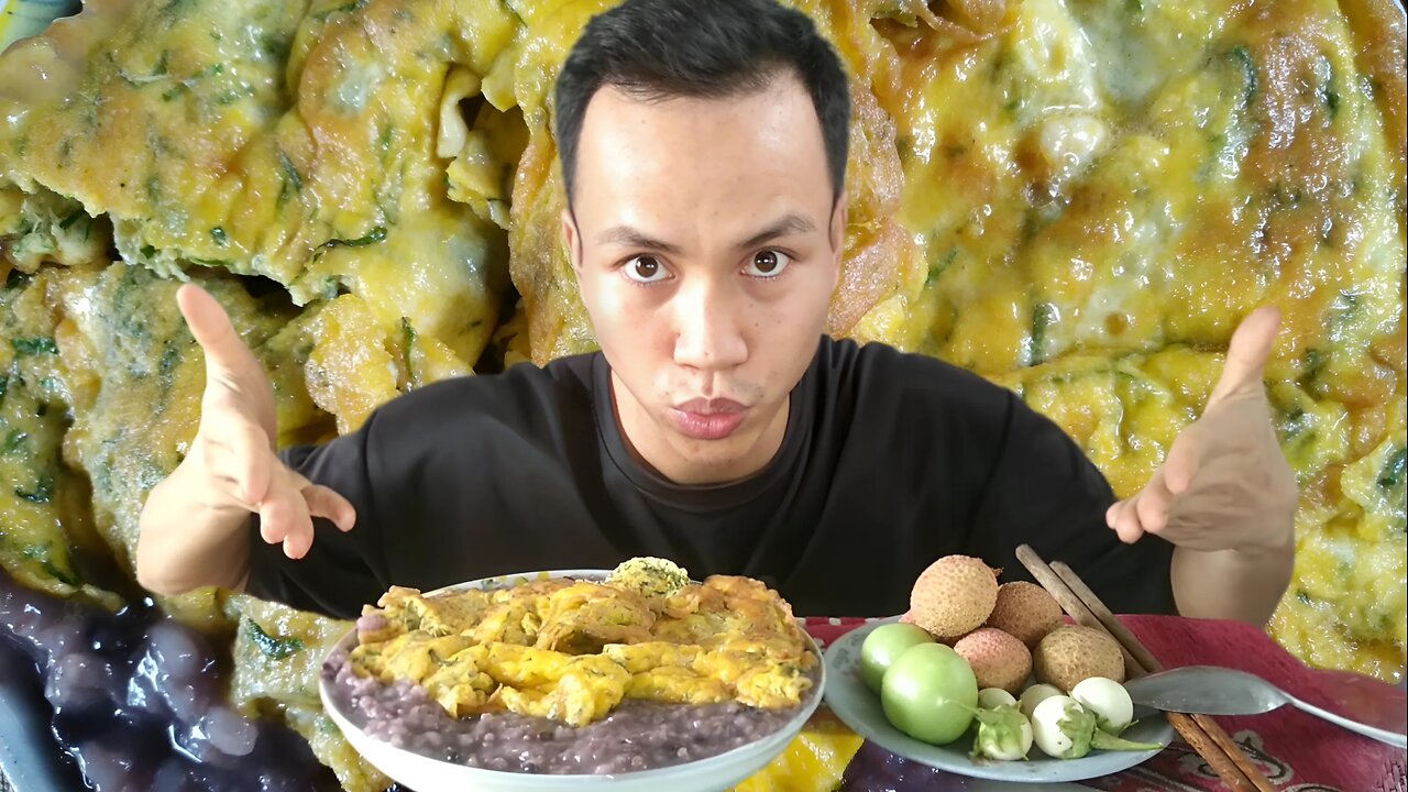 Black bean porridge combined with fried eggs with lolot leaves