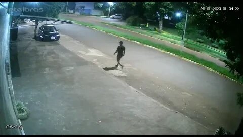 Câmera de segurança mostra bandido levando veículo durante madrugada em Ubiratã