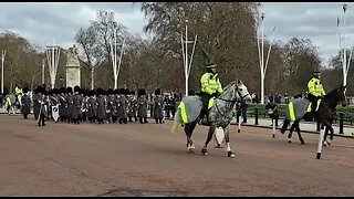 Eyes right salutes Buckingham Palace #buckinghampalace