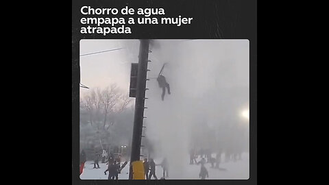 Mujer atrapada en telesilla recibe gran chorro de agua por ruptura de tubería