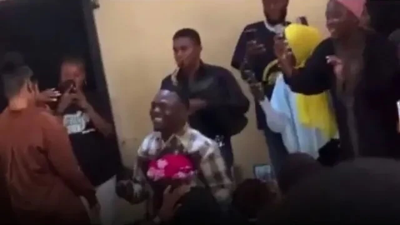 UNILORIN 300-level-student proposes marriage to his girlfriend in front of his class