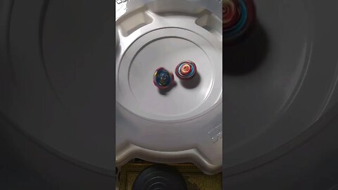 batalha de beyblade spriggan contra valkyrie #batalhadebeyblade #beyblade #beybladeburst