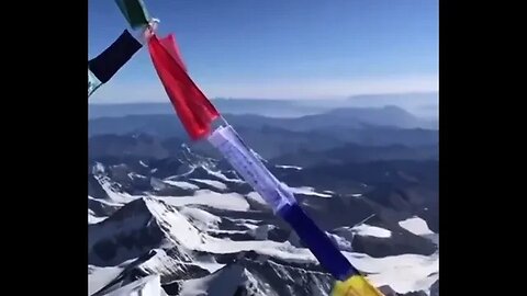 This is what the summit of Mount Everest looks like on a clear day