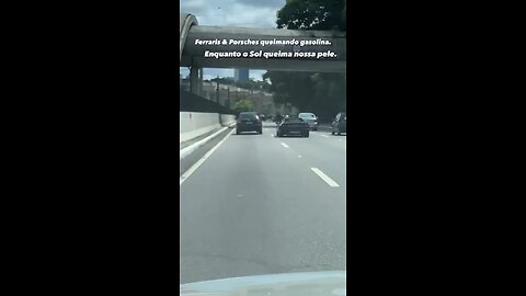 Ferrari e porsche dando rolê por sp