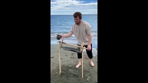 This guy made a beautiful piece of jewellery from garbage found on the beach! 🏖️