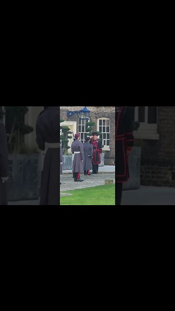 The kings guard greets the yeomen warden (beef eater) #toweroflondon