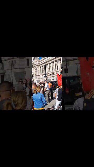 The kings guard made her jump #horseguardsparade