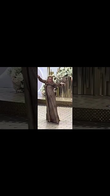 Чеченская девушка красиво танцует на свадьбе