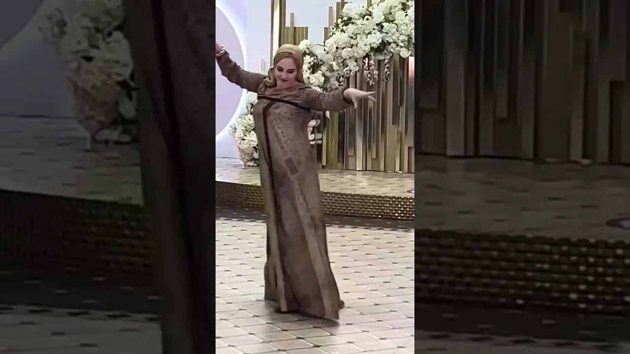 Чеченская девушка красиво танцует на свадьбе