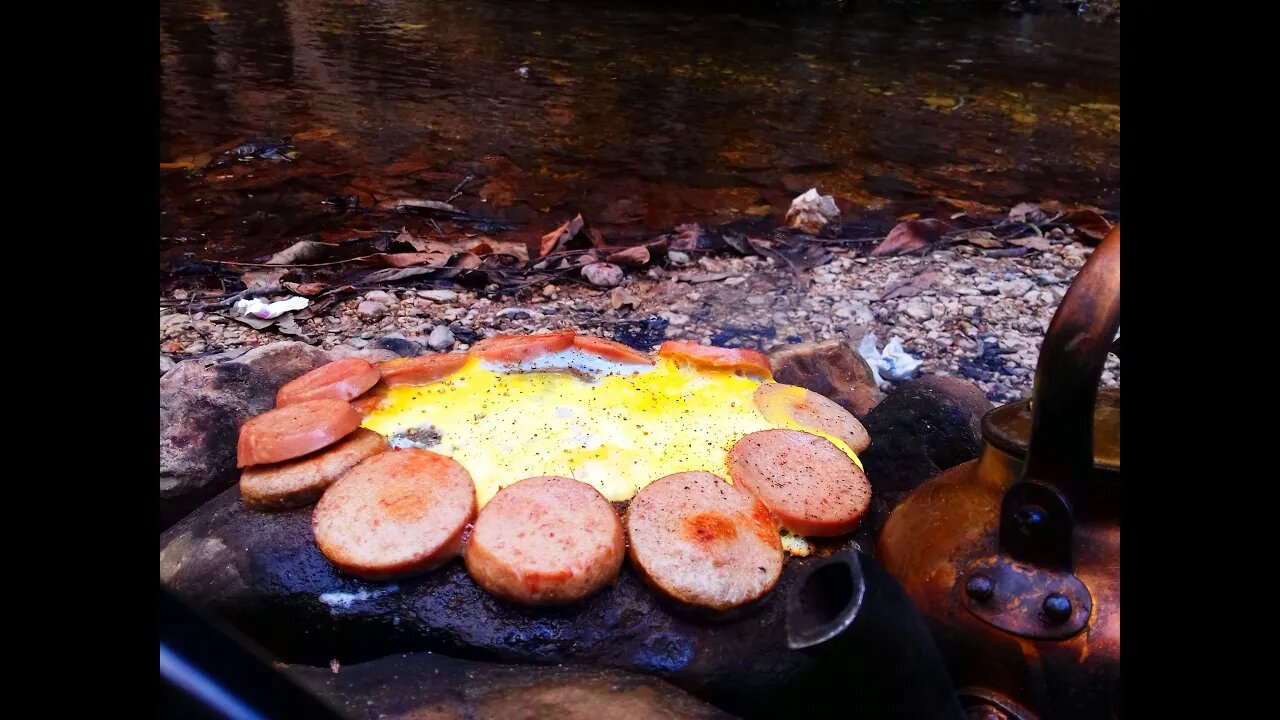 Nature walks by the river and the pleasure of cooking in nature