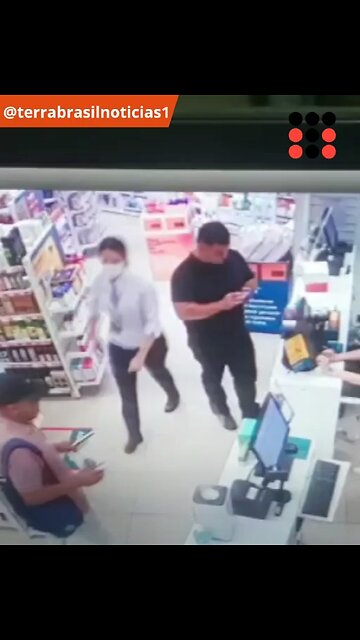 Homem vidrado em celular é surpreendido durante assalto à farmácia