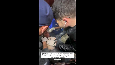 مؤثر.. طفلة شهيدة جراء استهداف منزل غرب مدينة رفح. تصوير: فراس أبو شرخ