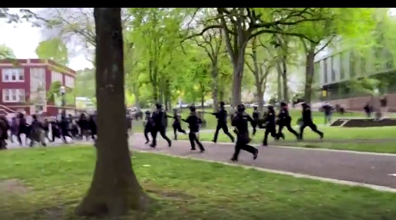 Police seen charging into Portland State University May 2, 2024