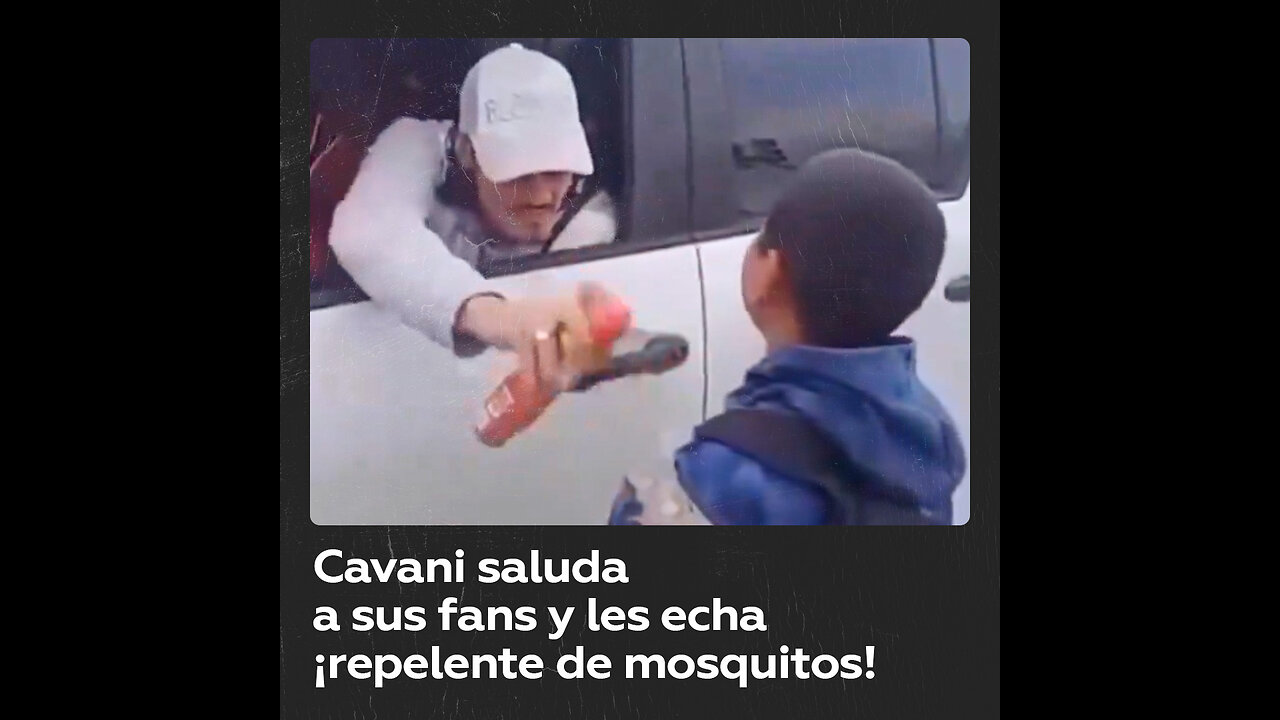 Futbolista protege a sus fans con repelente de mosquitos