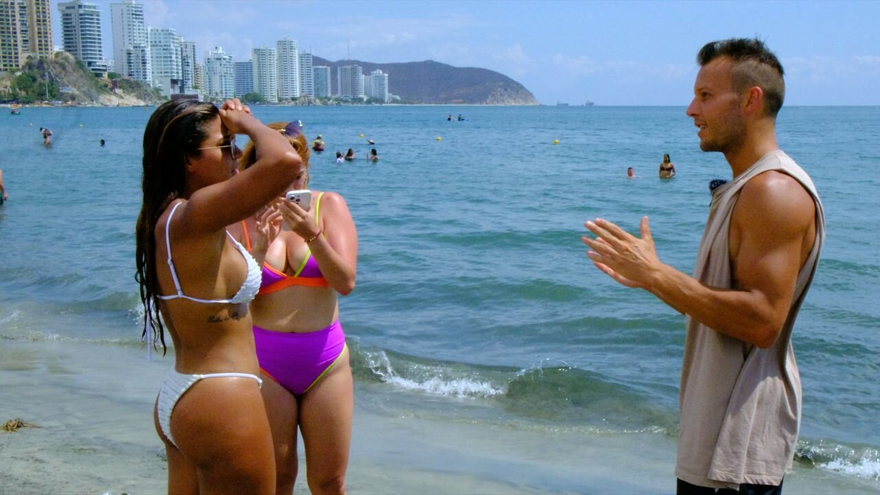 Clapping Push Up Fitness Challenge on the Beach in Santa Marta Colombia 🇨🇴