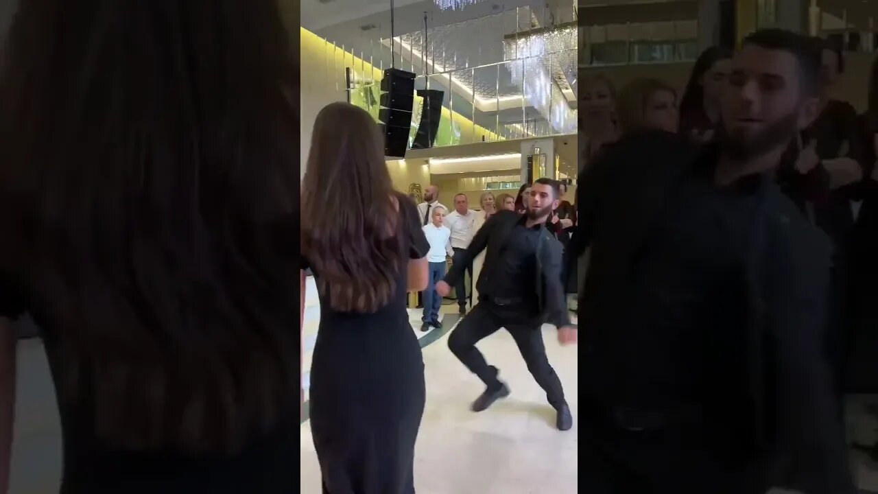 ДЕВУШКА ПО КАЙФУ ТАНЦУЕТ НА СВАДЬБЕ