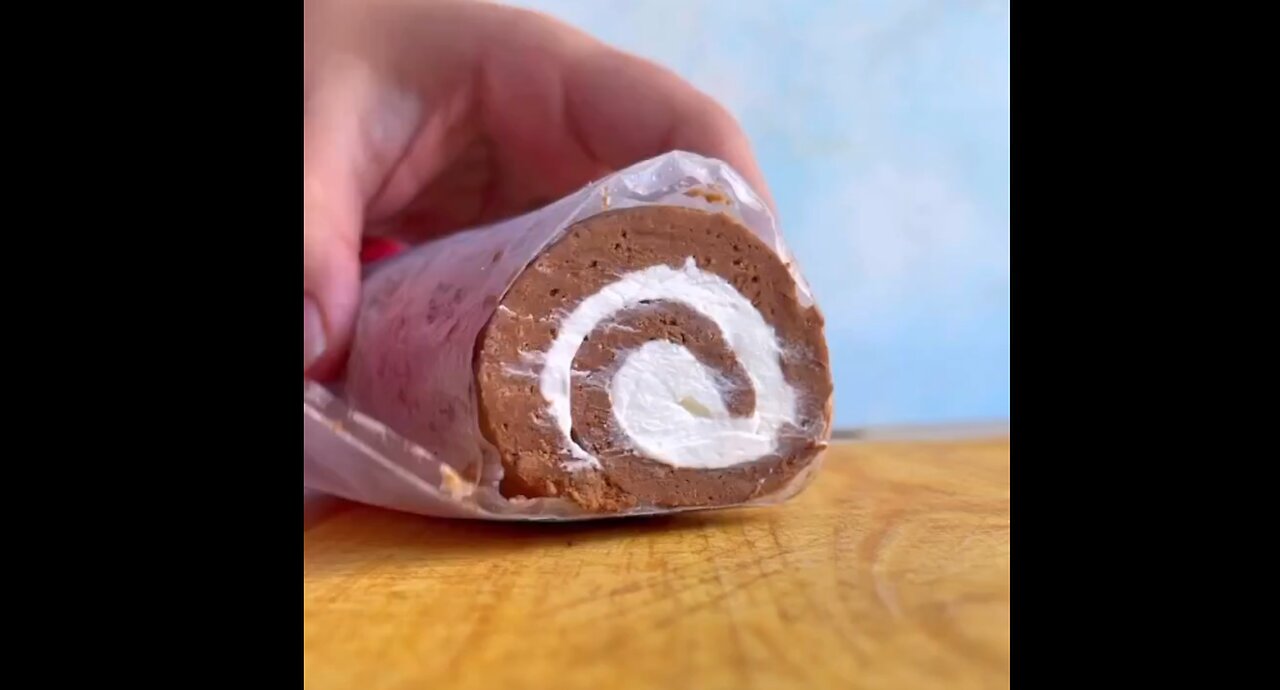 One, two, three, ready roulade! (Cake Roll)