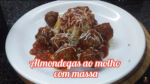 Almondegas recheadas com queijo, molho vermelho e massa