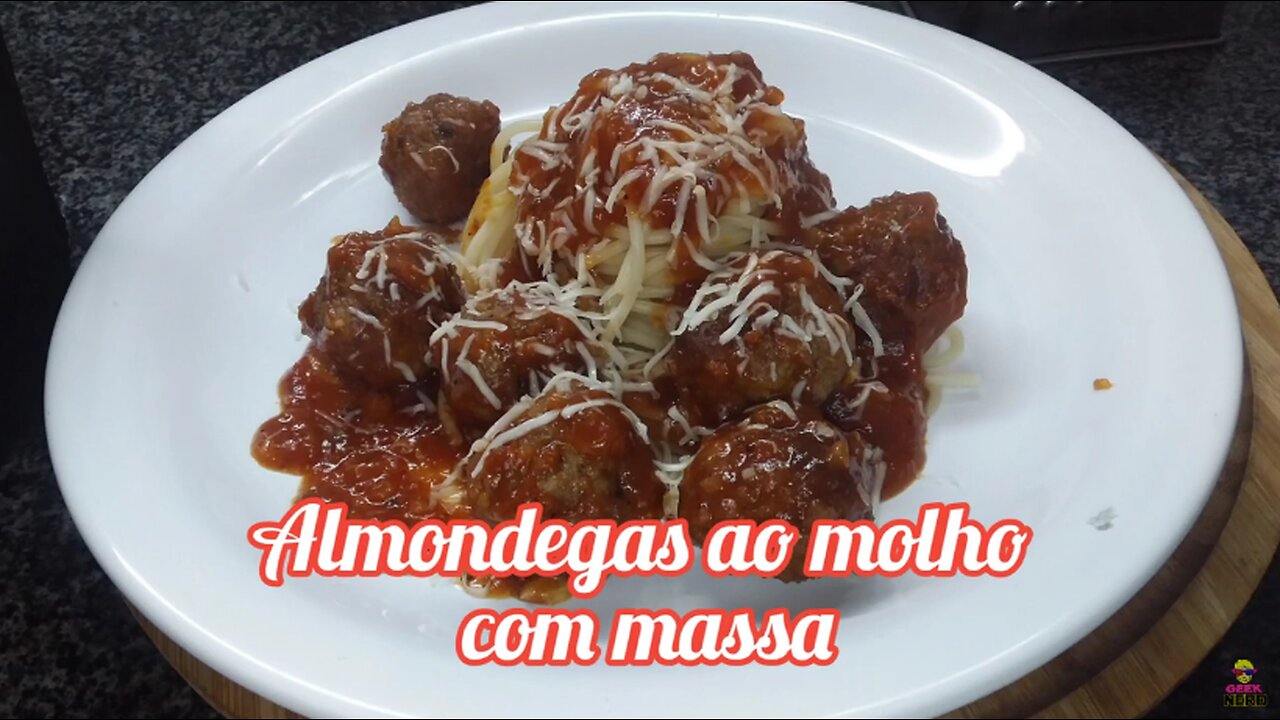Almondegas recheadas com queijo, molho vermelho e massa