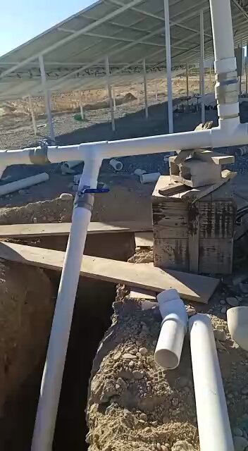 Instalando la tubería de la Noria para el sistema de riego