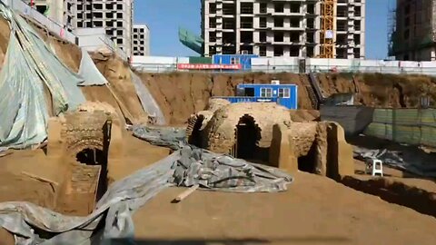 Recently,an ancient tomb from the Eastern Han Dynasty was discovered at a construction site in China