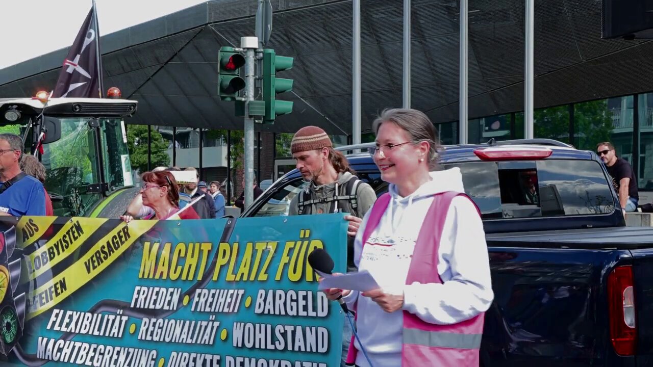 Stephanie T. von "Deutschland steht auf!" spricht vor der EZB für Bargeld und den 25.05.24 Frankfurt