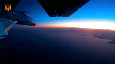 Um caça Sukhoi Su-27 ucraniano lança um míssil contra um alvo aéreo russo (drone ou míssil)