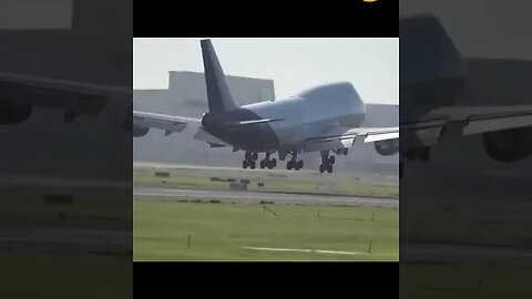 Watch Boeing 747 Bouncing and Oscillating During Landing