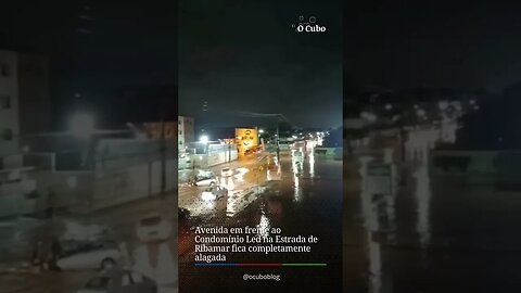 Avenida em frente ao Condomínio Led na Estrada de Ribamar fica completamente alagada