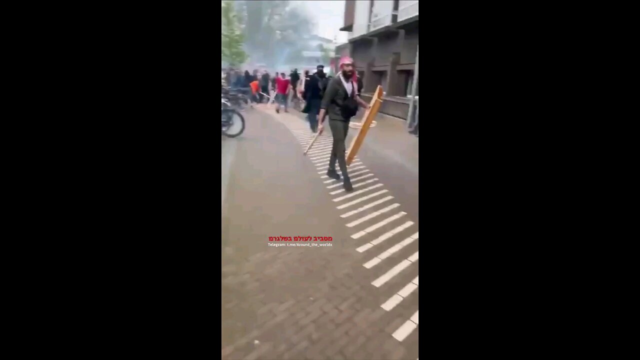 Peaceful Pro-Palestinians in Amsterdam. And just like in the US, the Police is doing nothing!