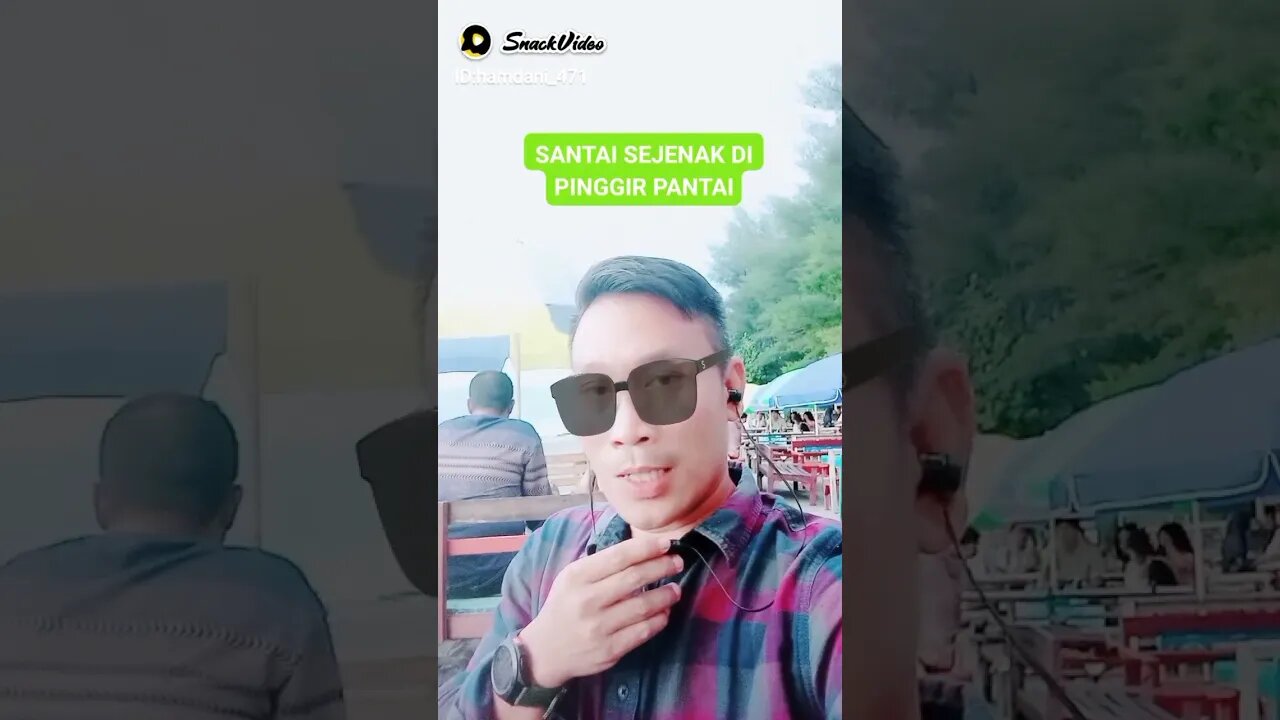 Rehat sejenak di pinggir Pantai