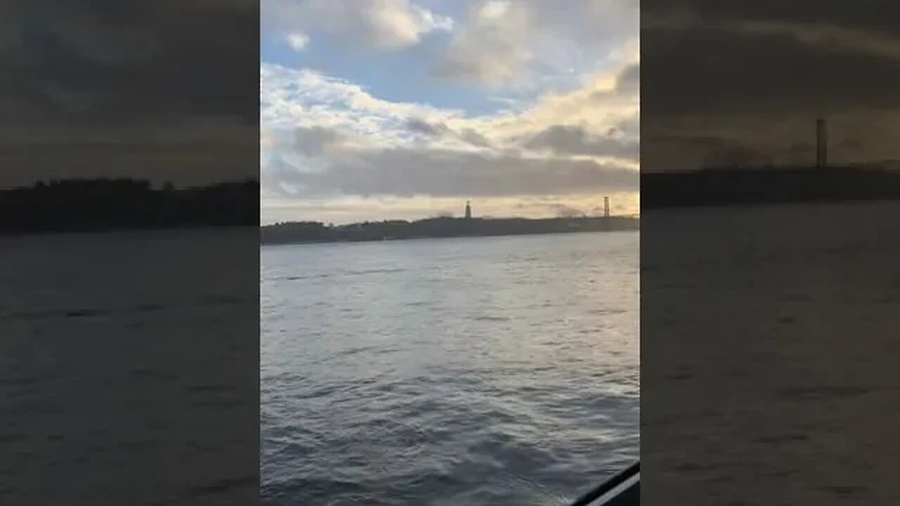 Dentro do barco indo para Lisboa