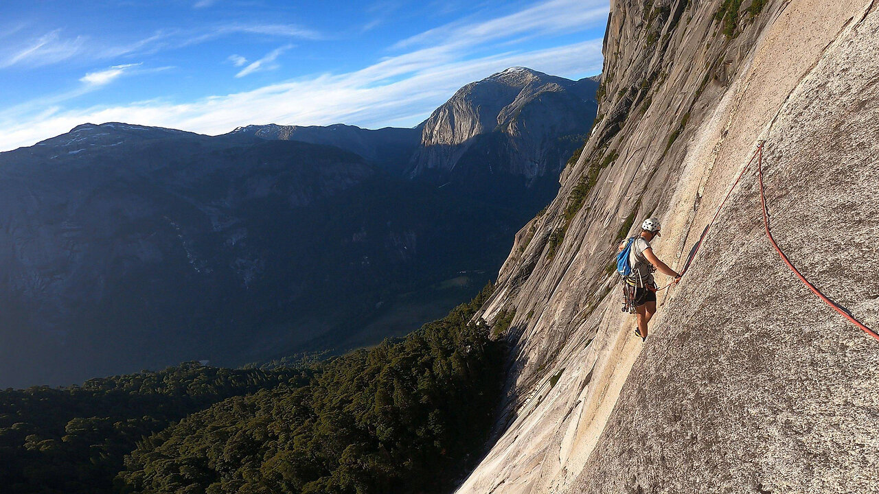 Escalando en el Anfiteatro, Cochamó [CC]