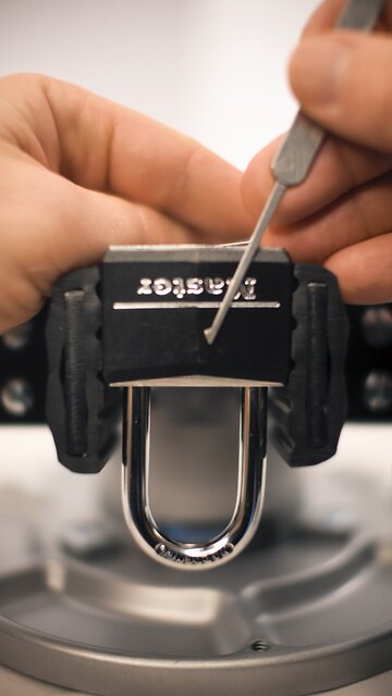 Lock picking Master Lock 141D