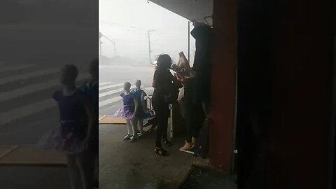 chuva e vento destruindo feira hip goiania goias