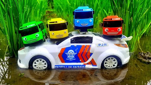 Mencari dan Menemukan Mainan Bus Tayo, Lani, Gani, Rogi dan Mainan Mobil Polisi Yang Terendam Lumpur