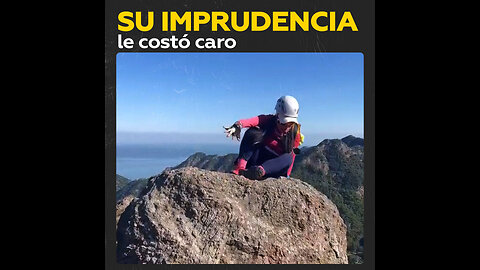 Mujer cae de la cima de una montaña mientras posaba para las fotos