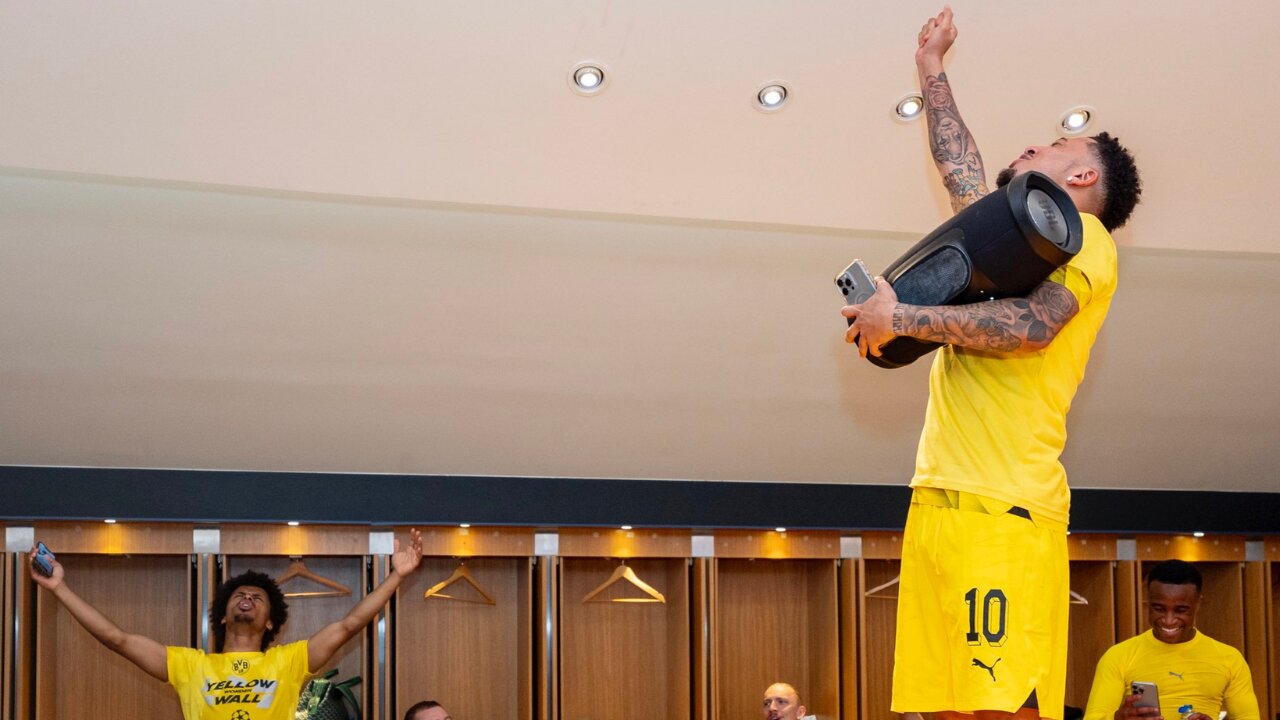 Jadon Sancho Singing Adele's Song with His Borussia Dortmund Teammates After Beating PSG