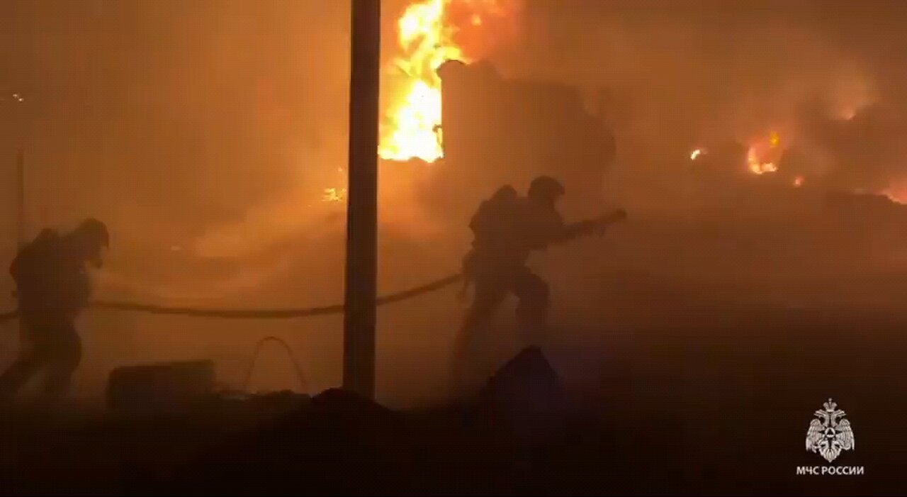 🇷🇺 MASSIVE FIRE ENGULFS OIL STORAGE BASE IN PERM REGION, RUSSIA