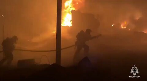 🇷🇺 MASSIVE FIRE ENGULFS OIL STORAGE BASE IN PERM REGION, RUSSIA