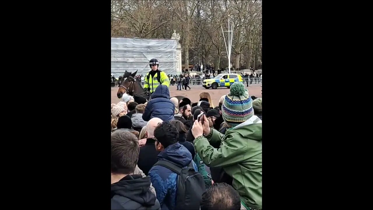 police women on horse back shouting at tourists to keep moving #buckinghampalace