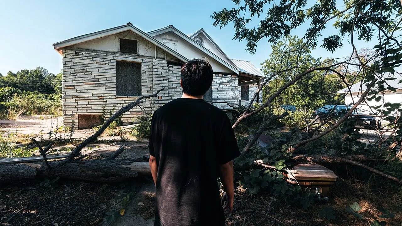 ABANDONED FUNERAL HOME WITH CASKETS/COFFINS FOUND IN THE MIDDLE OF NOWHERE