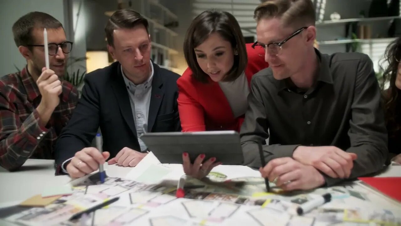 pessoas de negócios falando estratégia com tablet na mesa de escritório na equipe criativa em off