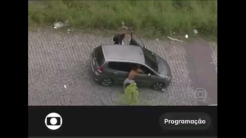 A Globo registrou um momento chocante em que integrantes do Comando Vermelho colocaram o corpo de um
