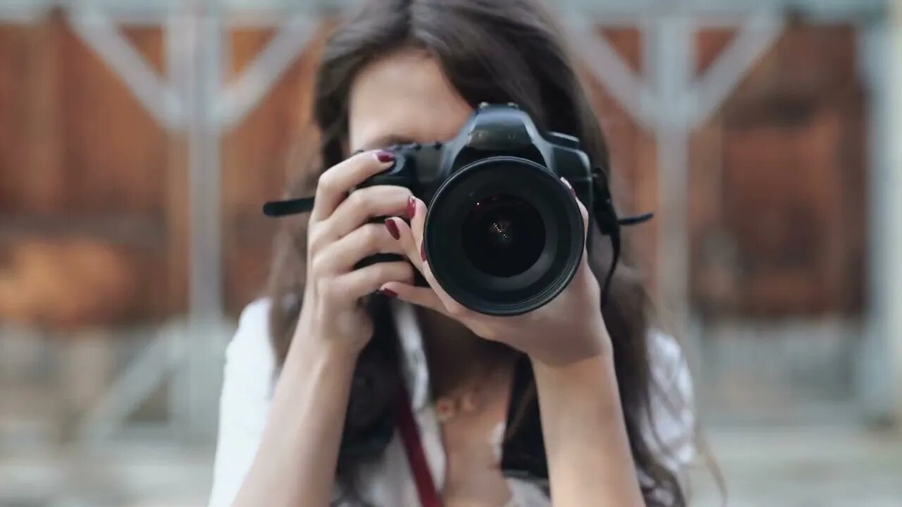 woman with camera on the street SBV 307294883 HD