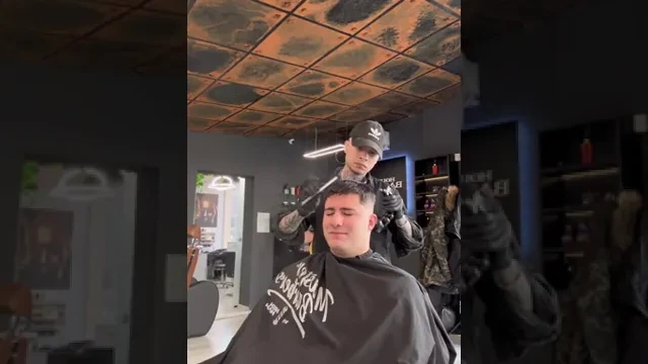 CAND FRIZERUL SE TINE DE PRANKURI..#oguritamica #mancaciosul #mancare #barber #prank
