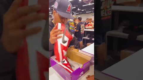 She Caught A Fake Pair Of Shoes At SneakerCon LA! #legitcheck #howto #nike #nikedunk #shorts