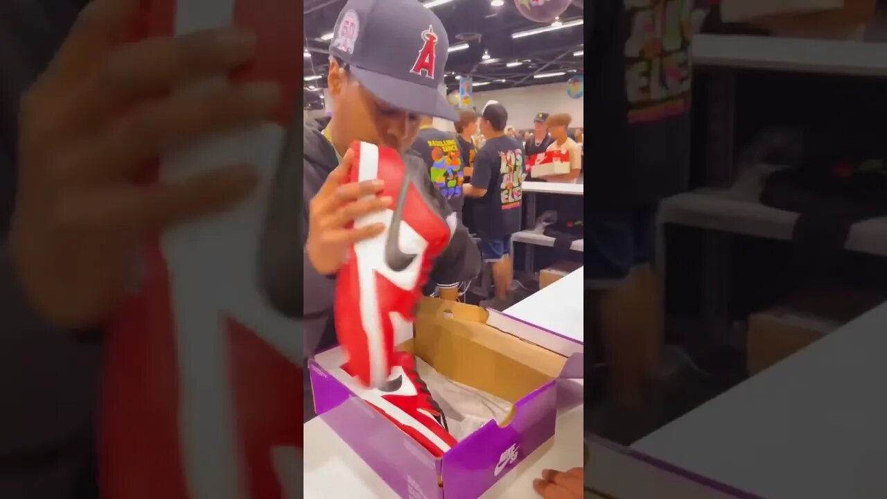 She Caught A Fake Pair Of Shoes At SneakerCon LA! #legitcheck #howto #nike #nikedunk #shorts