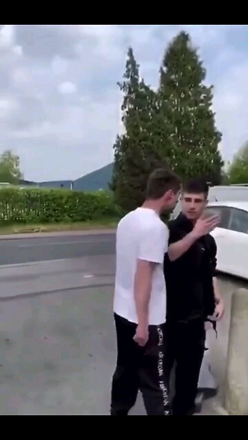 FAFO: Tough guy immediately changes mind after getting a headbutt to the nose.